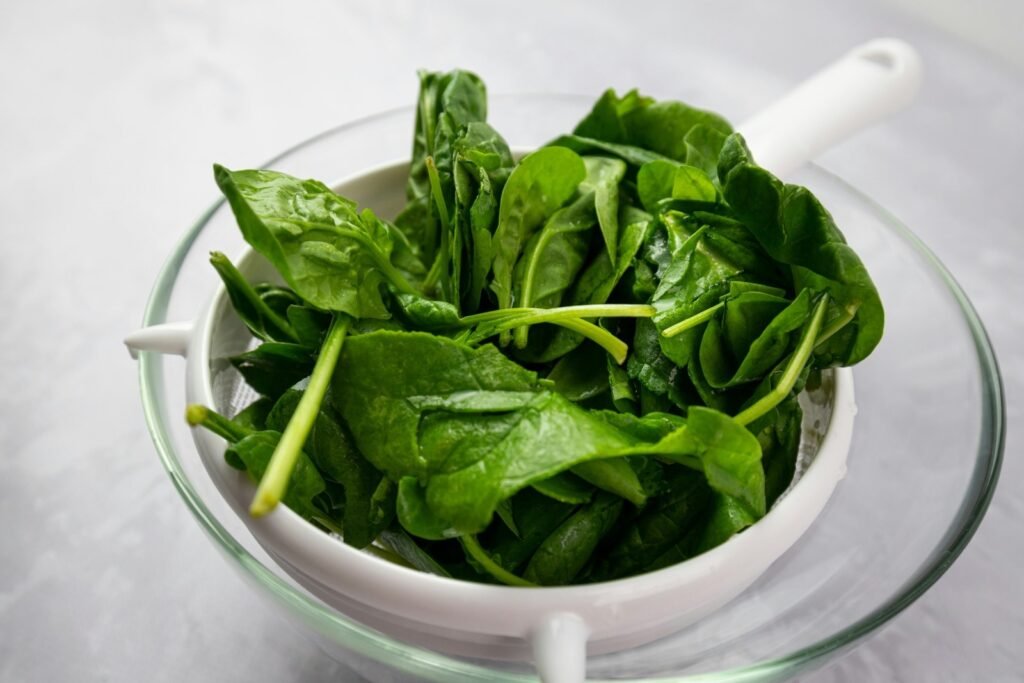 When you grow spinach, you can easily clean it with a rinse in a colander.