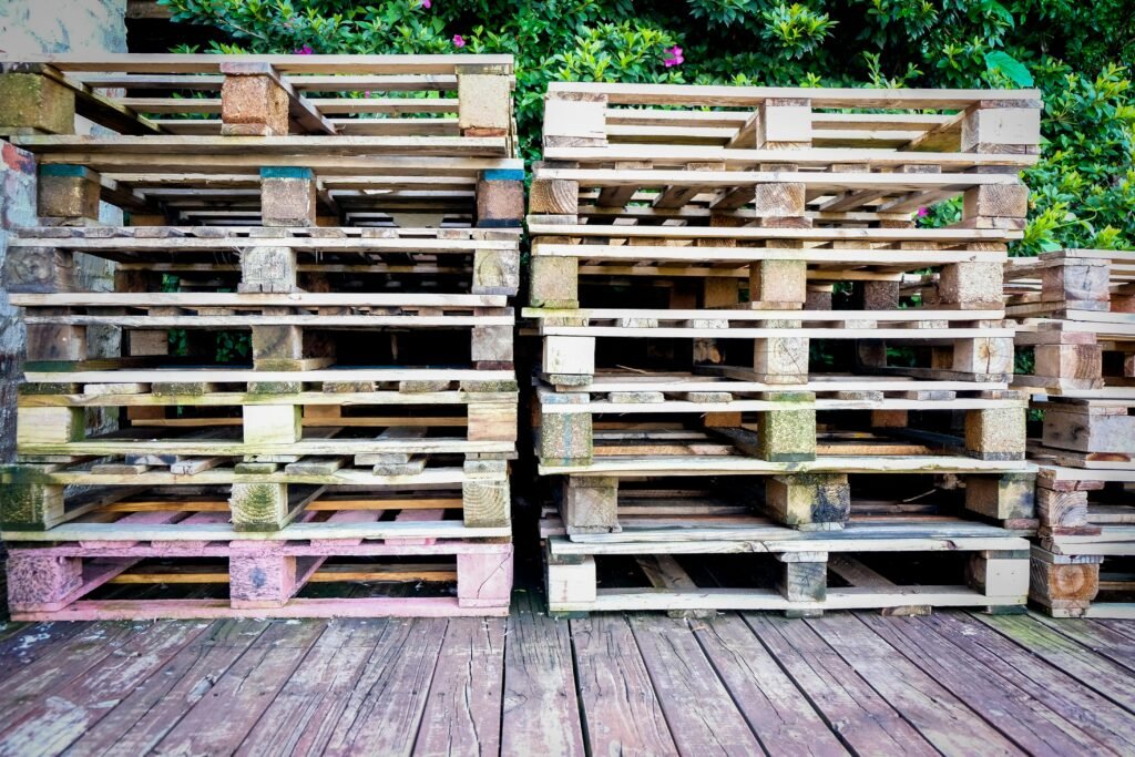using pallets is the easy way to compost